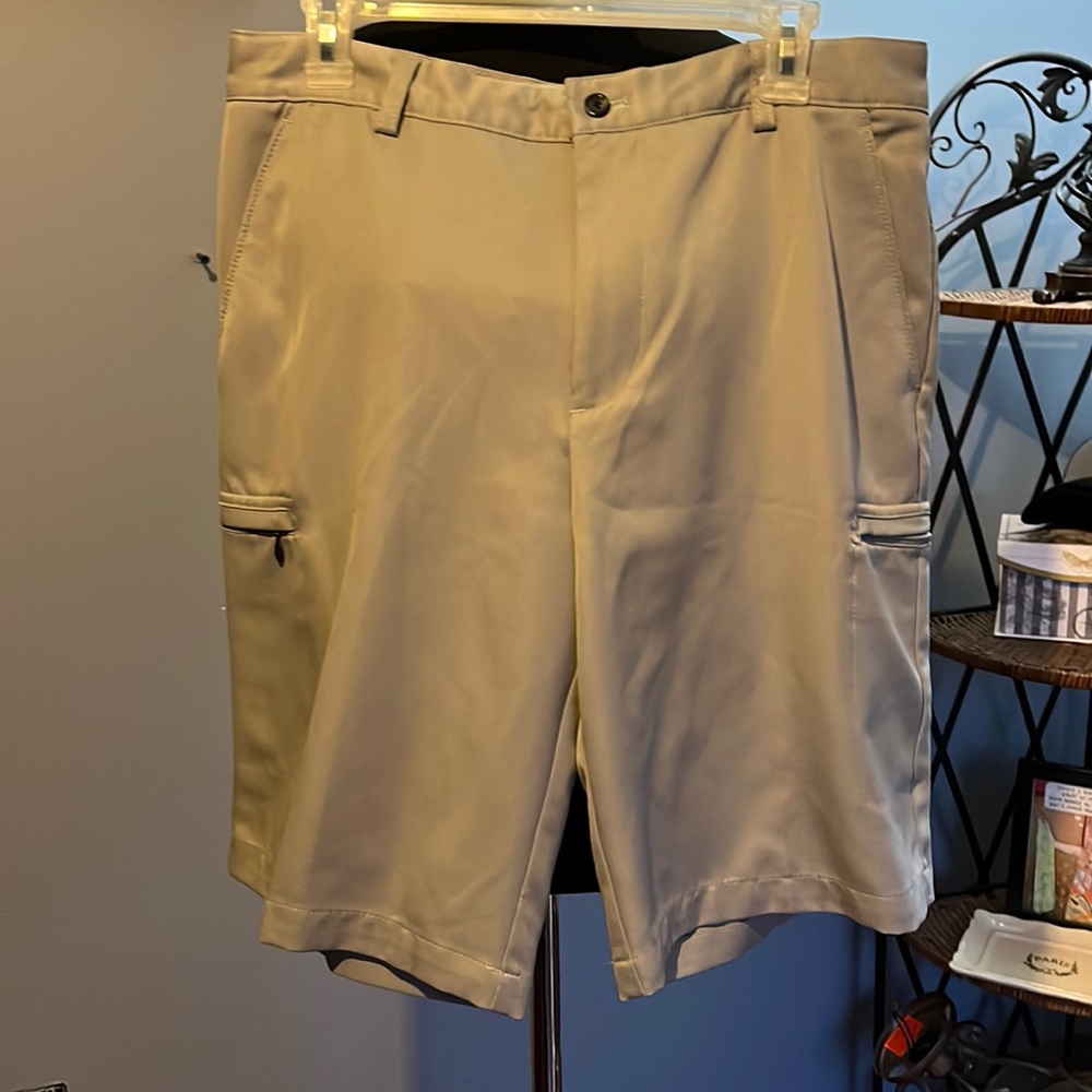 Men’s golf shorts with side zipper pockets